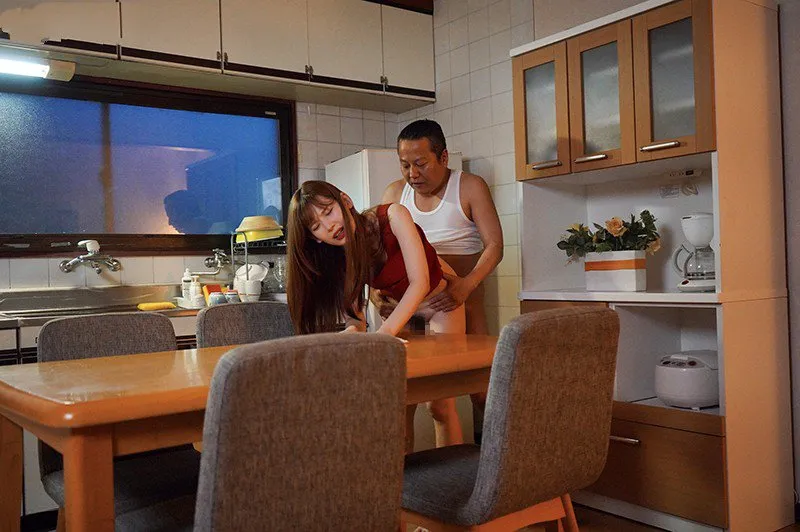 Cô bé bị ông chồng mới của mẹ xxx mỗi ngày, cho dù đã có người yêu